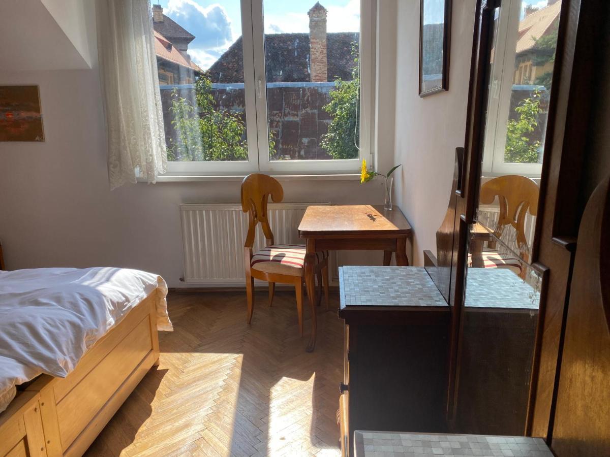 Rose'S Oldtown Apartment Braşov Dış mekan fotoğraf